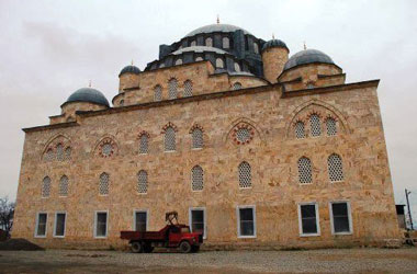 Medine'den geldi cami yaptırdı
