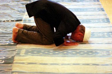 Camiye seccade ve tesbihinizle gelin