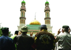 Uygurlar camileri doldurdu