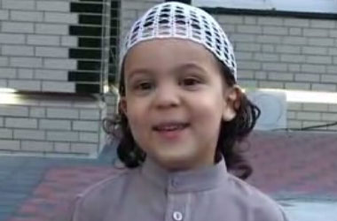 Kur'an okuyan İtalyan çocuk