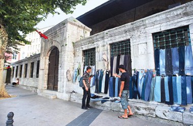 Bu türbeleri açacak bir yiğit var mı?