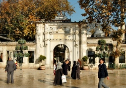 Eyüp Sultan Meydanı Gül Suyu ile Yıkanıyor