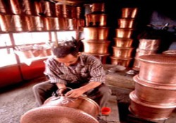 Bakırcılığı yaşatmak için okulunu açtı