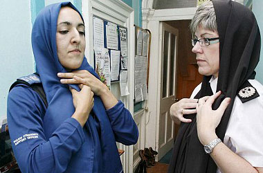 İngiliz polislerin tesettür açılımı