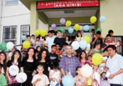 Öksüz ve yetimleri hediyelerle sevindirdiler