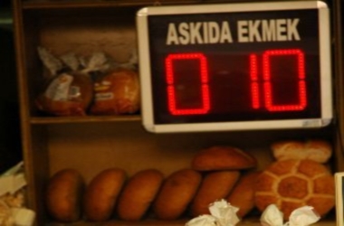 Yoksullar pideyi askıdan yiyecek