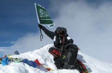 Everest'te ilk ezan okundu