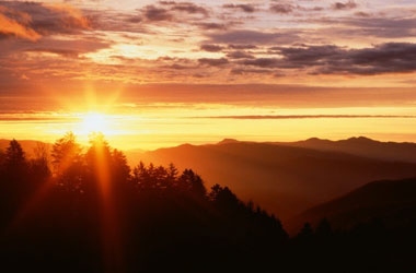 O, karanlığı yarıp sabahı çıkarandır