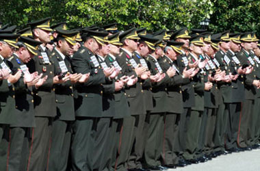 Eşi başörtülü asker, şimdi kamyon şoförü