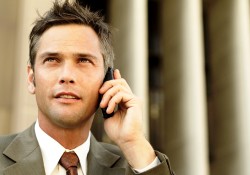 Cep telefonu ile konuşan yaya dikkatsiz