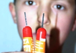 Oyuncak patlayıcılar 18 yaş altına yasak