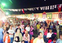 Evlerinde vakit kaybetmek istemeyenler orucu fuarda açıyor