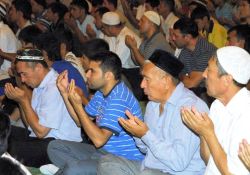 Özbekistan'da camiler ilk teravihte dolup taştı