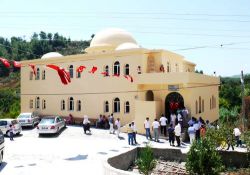 Köylüler imece usulü cami yaptı