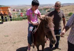 Engelli çocuklara atlı tedavi