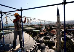 On bir ay elektrikçi, bir ay mahyacı