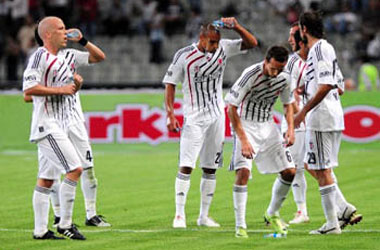 Ezan okundu, maça 5 dakika ara