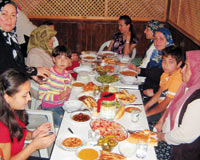 Komşu dayanışması iftar sofrasına yansıdı