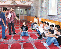 Önce Kur'an dersi, sonra tiyatro...