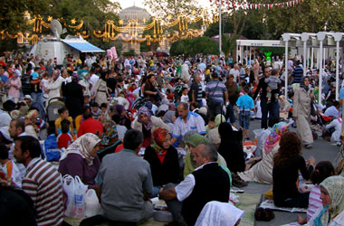 Eyüp, Ramazan'da hiç uyumuyor