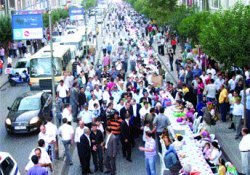 Üç kilometrelik iftar sofrası kuruldu