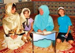 Kur'an'ın Almanca mealini okuyarak mütalaa ediyorlar