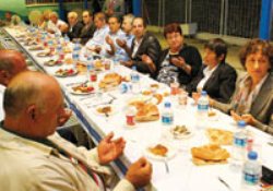 Kınalıadalı Ermeniler Müslümanlara iftar verdi