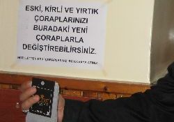 Bu camide kirli, yırtık çoraplar yenisiyle değiştiriliyor