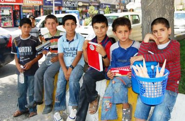 Çocuklardan mendil alana ceza geliyor