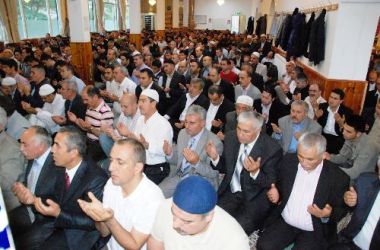 Hollandada cemaat sokaklara taştı