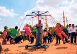 Mülteci kampındaki yetimlerin bayram sevinci