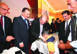 Alman başkan el öptürdü
