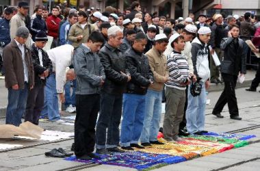 Moskova'ya en az 40 cami istiyoruz