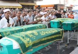 İki yıl önce nikahını kıydığı çiftin bu defa cenaze namazını kıldırdı