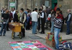 Camiler işportacılardan arındırılamıyor