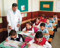 Felçli öğretmeni öğrenci sevgisi ayağa kaldırdı