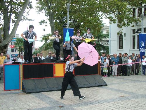 14. Uluslararası Bursa Çocuk ve Gençlik Tiyatroları Festivali' "Su Buuu" oyunu ile başladı