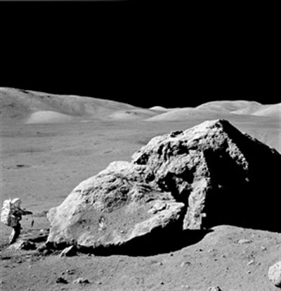 Ay'da gizemli delik bulundu