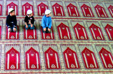 İnanmasa da aileler çocuğuna din istiyor