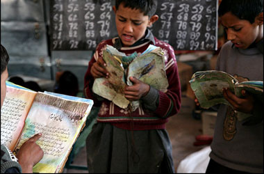 Pakistan'da din bilimle okutulacak