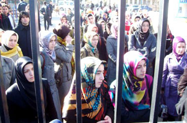 Başörtüsü yasağına karşı mücadele devam edecek