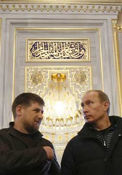 Kadirov Şeyh Mansur'un mezarını ziyaret etti