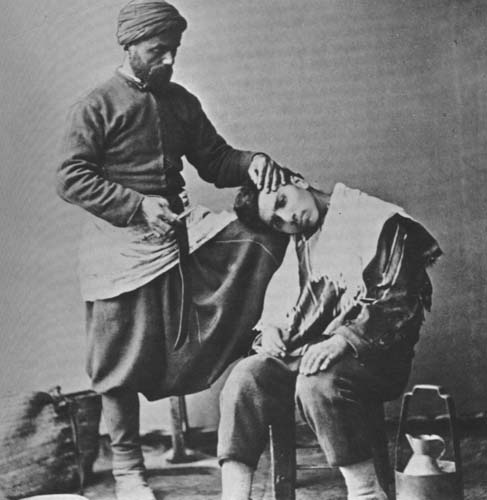 Bursa'da berberler domuz gribine karşı maske kullanmaya başladı