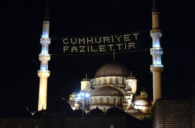 Cami mahyalarına siyasi söylem