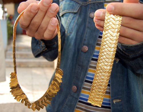 Yolda bulduğu altın takı setini sahibine verdi