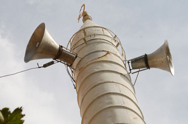 Ezan sesine telsiz anonsu karıştı