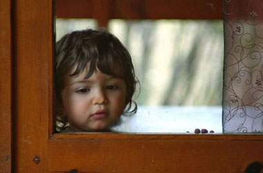 Kim bir yetimi yiyeceğine dahil ederse...