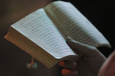 Kur'an kursuna katılabilmek için okuma yazma öğreniyorlar