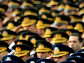 Demokratik bir ülkede asker, siyaset yapamaz