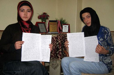 Başörtülü öğrencilerini tartakladı